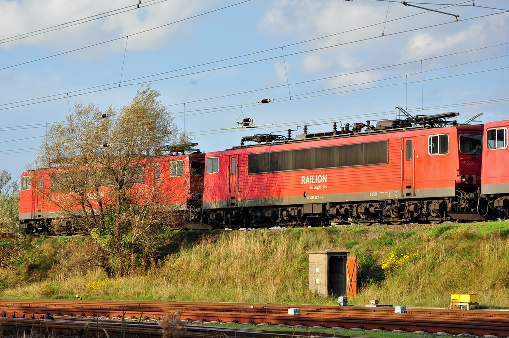 Abgestellt in Rostock-Seehafen am 10.10.2014 die 155 223