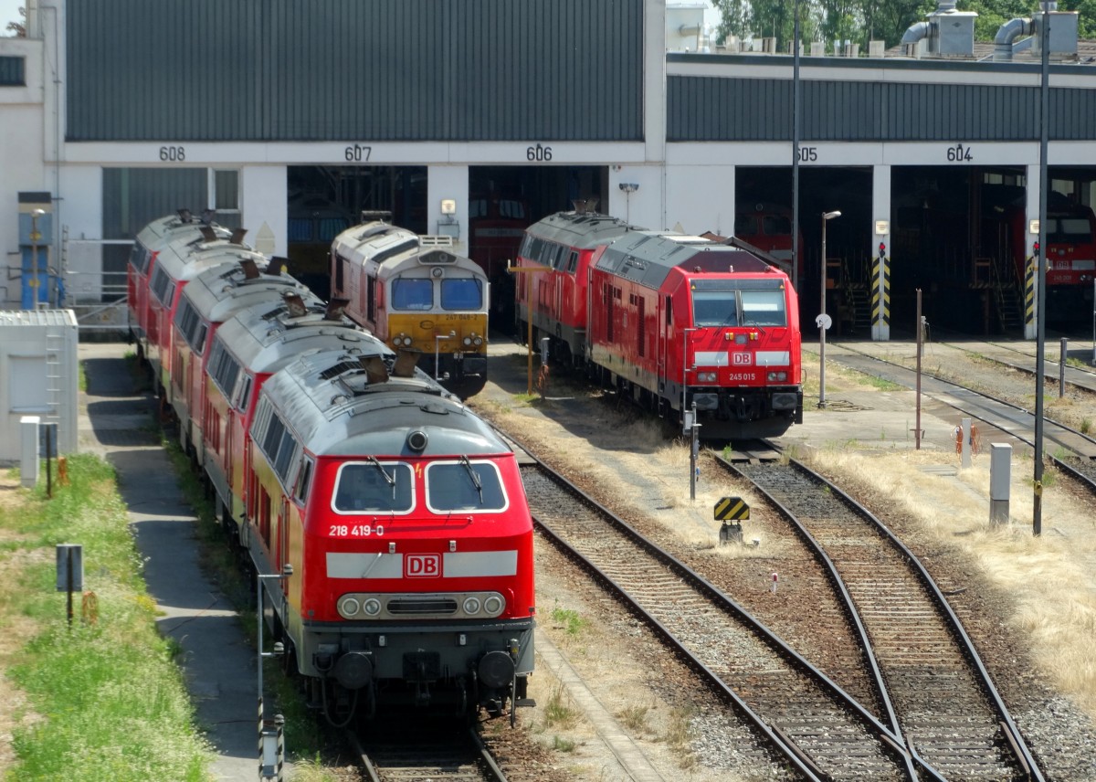 Abgestellte Dieselloks der Baureihe 218 und 245 im Bw Mühldorf(Oberbayern).
Aufgenommen im Juli 2015.
