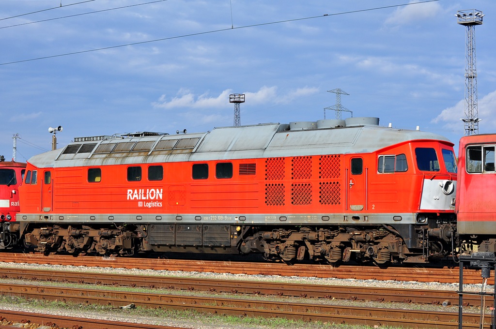 Abgestellt..leider,die 232 109 hat sich einen guten Teil ihrer Frist in Rostock-Seehafen abgestanden.