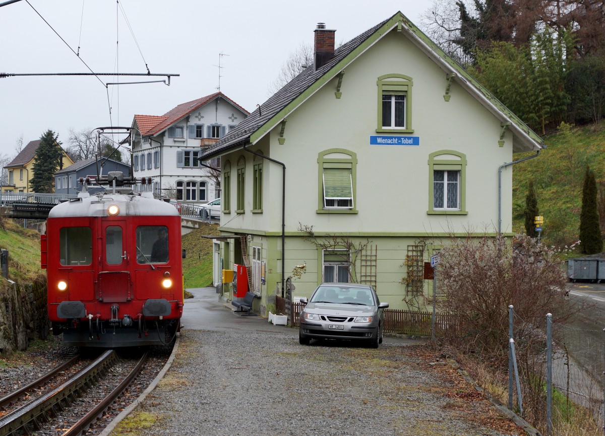 AB/RHB: S 25 mit dem ABDeh 2/4 24 (1953) bei einem Zwischenhalt in Wienacht Tobel am 31. Dezember 2015.
Foto: Walter Ruetsch