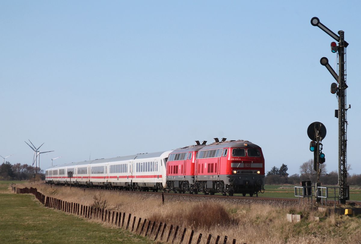 Abschlepploks 218 830 + 218 837 vor IC 2073 beim ESig zum Kbf. Lehnshallig 3.4.2021