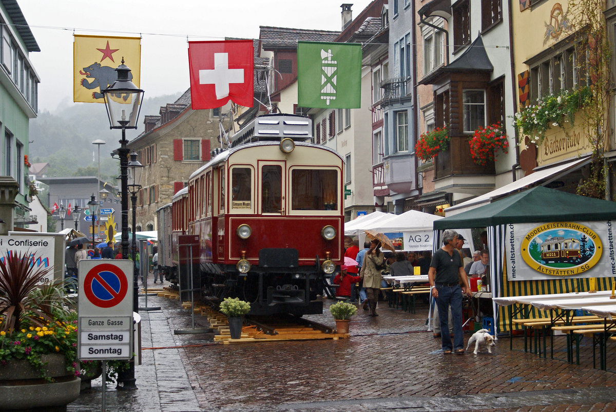 AB/SGA: Erinnerung an die ehemalige Strassenbahnverbindung zum Bahnhof SBB Altsttten mit dem SGA CFe 3/3 2 am 11. August 2007. Fr diesen besonderen Anlass leistete die AB und die Stadt Altsttten im St. Galler Rheintal einen respektablen Aufwand.
Foto: Walter Ruetsch 