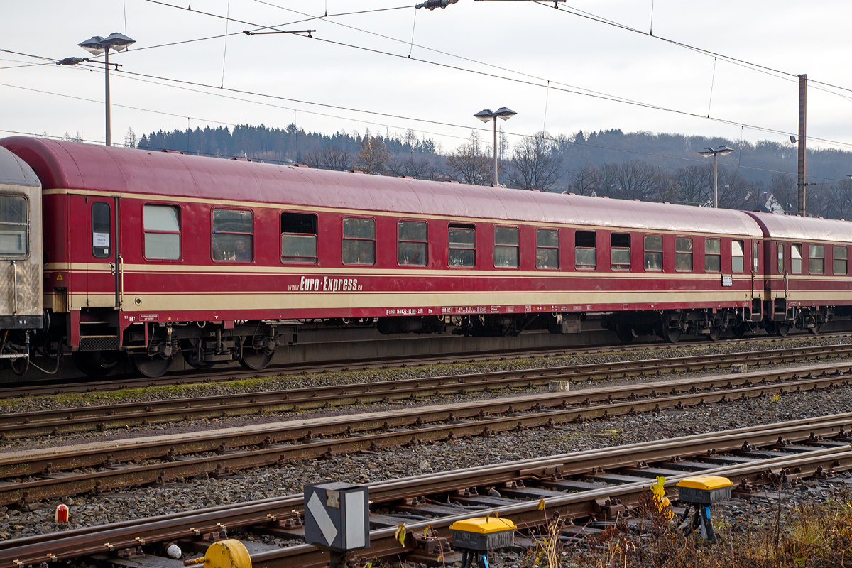 Abteilwagen Bm, D-EURO 56 80 22 - 80 010 - 2 der Euro-Express Sonderzge GmbH & Co. KG am 05.12.2015 im Zugverband in einem Dampfsonderzug in Kreuztal.

Technische Daten:
Spurweite: 1.435 mm
Anzahl der Achsen: 4 (in zwei Drehgestellen)
Lnge ber Puffer: 26.400 mm
Drehzapfenabstand: 19.000 mm
Achsstand im Drehgestell: 2.500 mm
Gewicht: 40 t / 45 t
Bremse: KE-GPR   P 47 t G 36 t
Zulssige Hchstgeschwindigkeit: 160 km/h 
Zugelassen in den Lndern: D, A, B, CH, CZ,DK, F, I, H, HZ, L, NL, PL und TC 

Inneneinrichtung: 
12 Abteile / 72 Sitzpltze
2 WCs mit Waschgelegenheiten