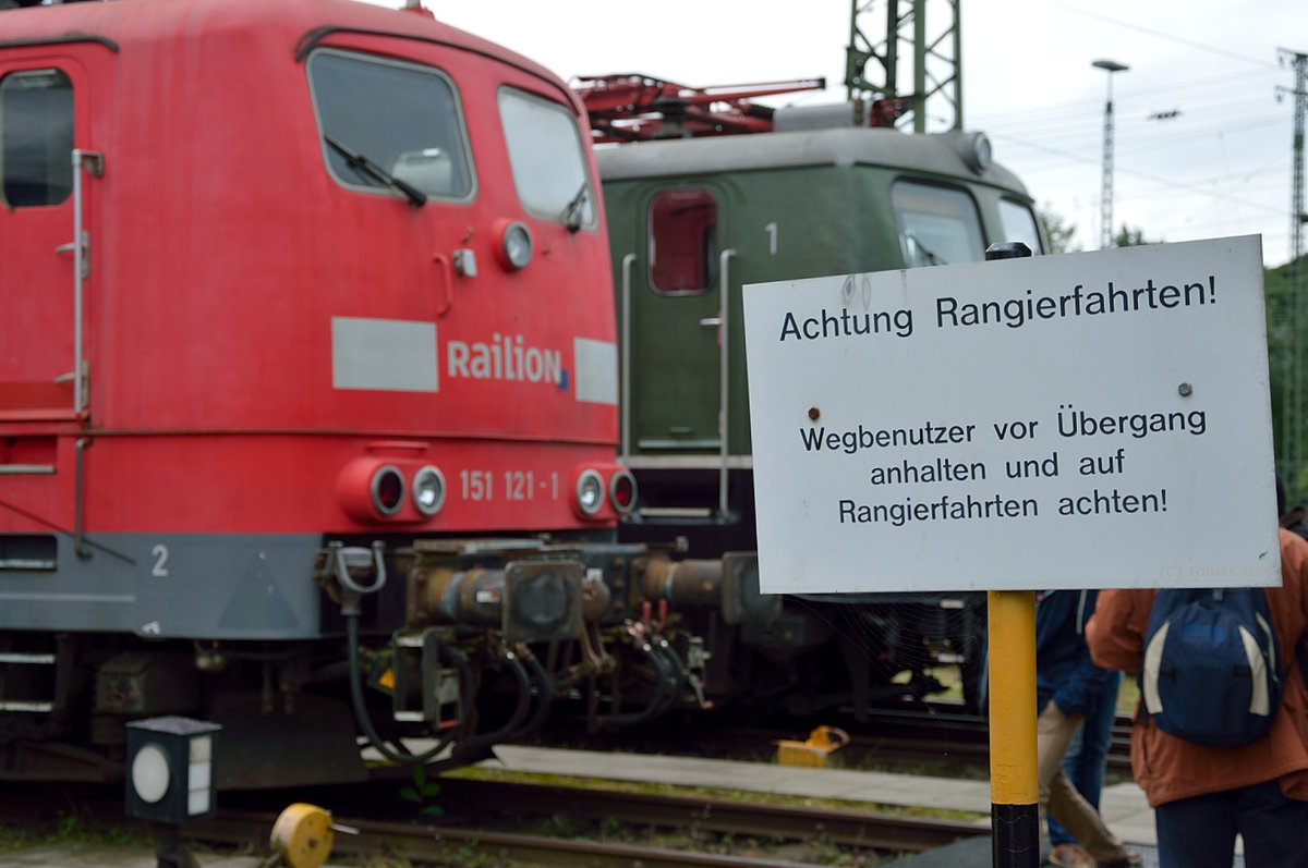 Achtung Rangierfahrten!
Ein wohl kaum beachtetes Schild beim Sommerfest in Koblenz. Hier am 18.06.2016