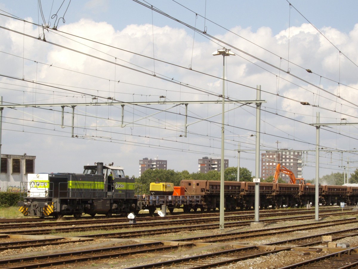 ACTS/HUSA 7104 rangiert mit Gleisbauzug in Nijmegen am 25 Juli 2007.