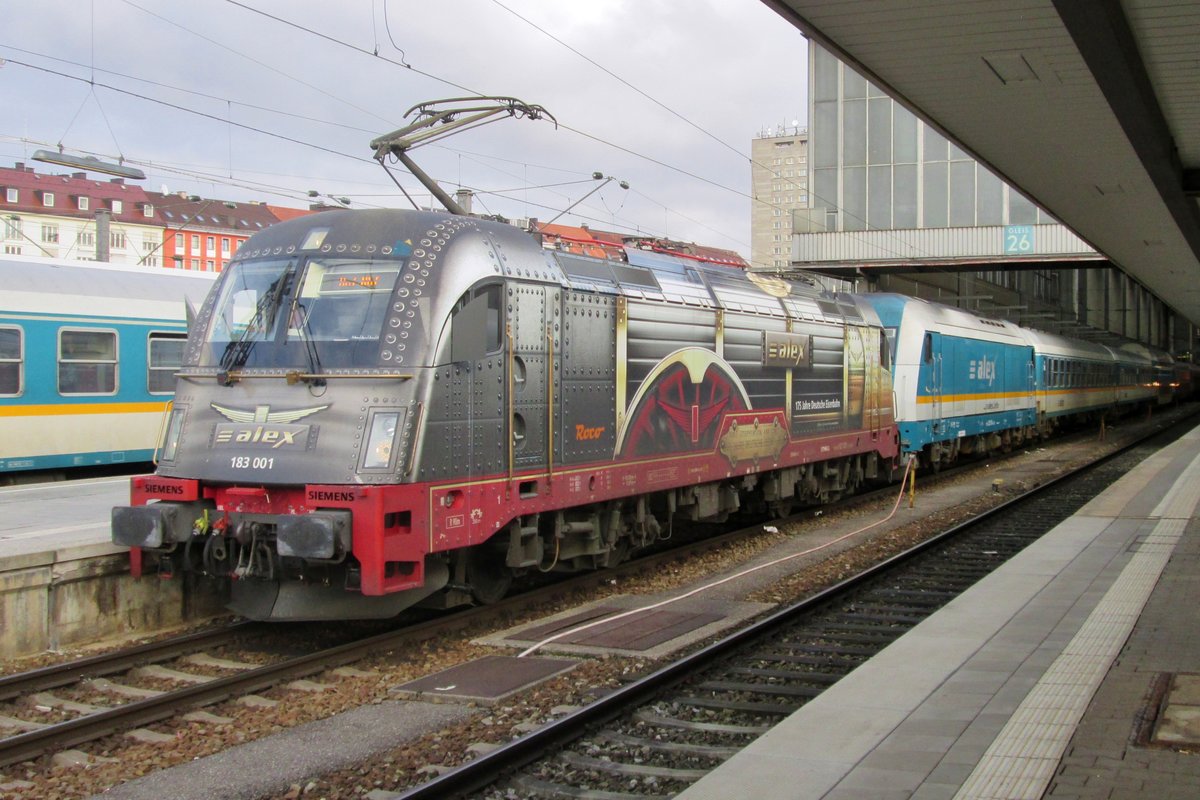 Adler-Werber 183 001 steht am 28 Dezember 2016 in München Hbf.