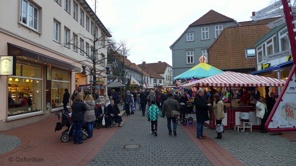 Adventliches Soltau. Weihnachtsstände und -buden gemeinnütziger Vereine und Gruppen in der Marktstraße.