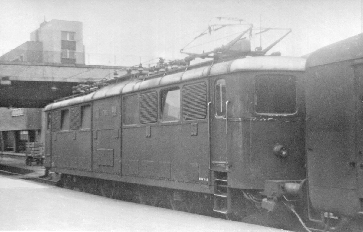 Ae 4/6 10801-10812: Im Jahre 1963 bringt Lok 10806 einen Schnellzug aus Luzern nach Basel. Die 10806 schied 1982 aus. 