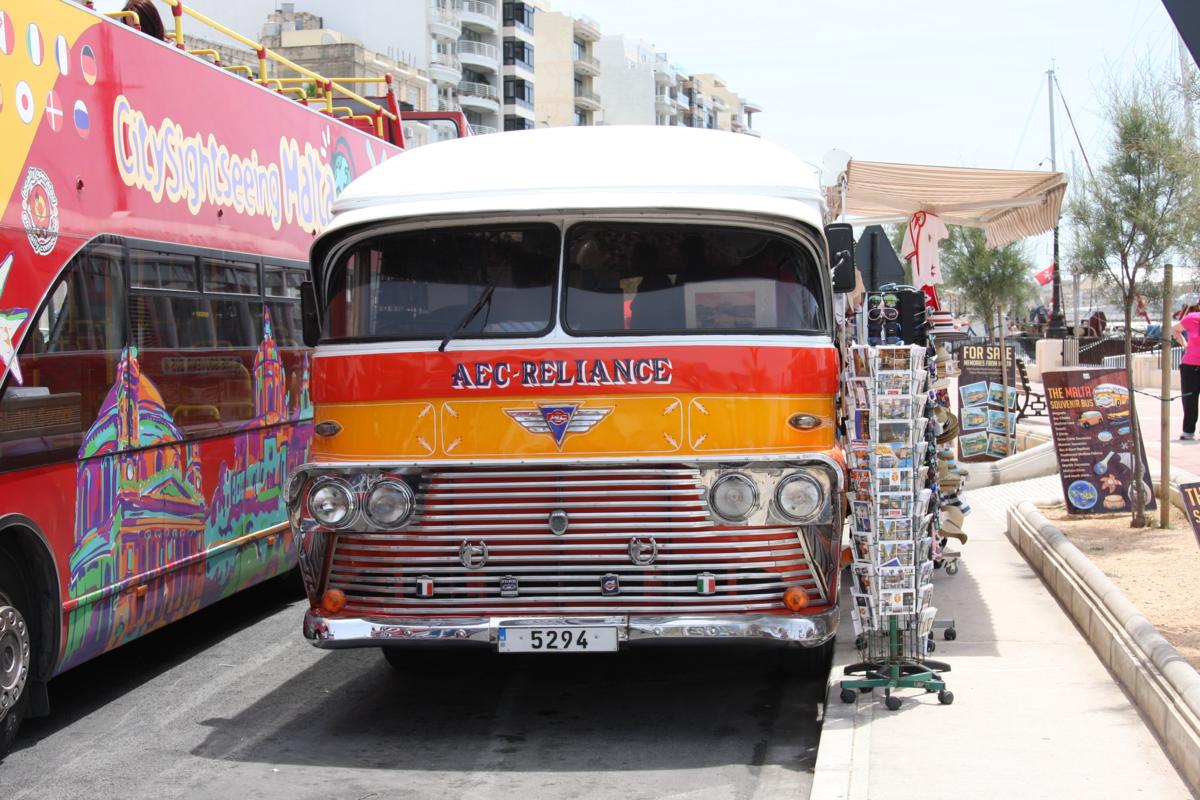 AEC Reliance Oldtimer am Fhrhafen in Sliema. Am 15.5.2014 diente dieses Fahrzeug allerdings nicht mehr als Stadtbus auf Malta sondern als fahrender Verkaufsshop fr Touristen Artikel.