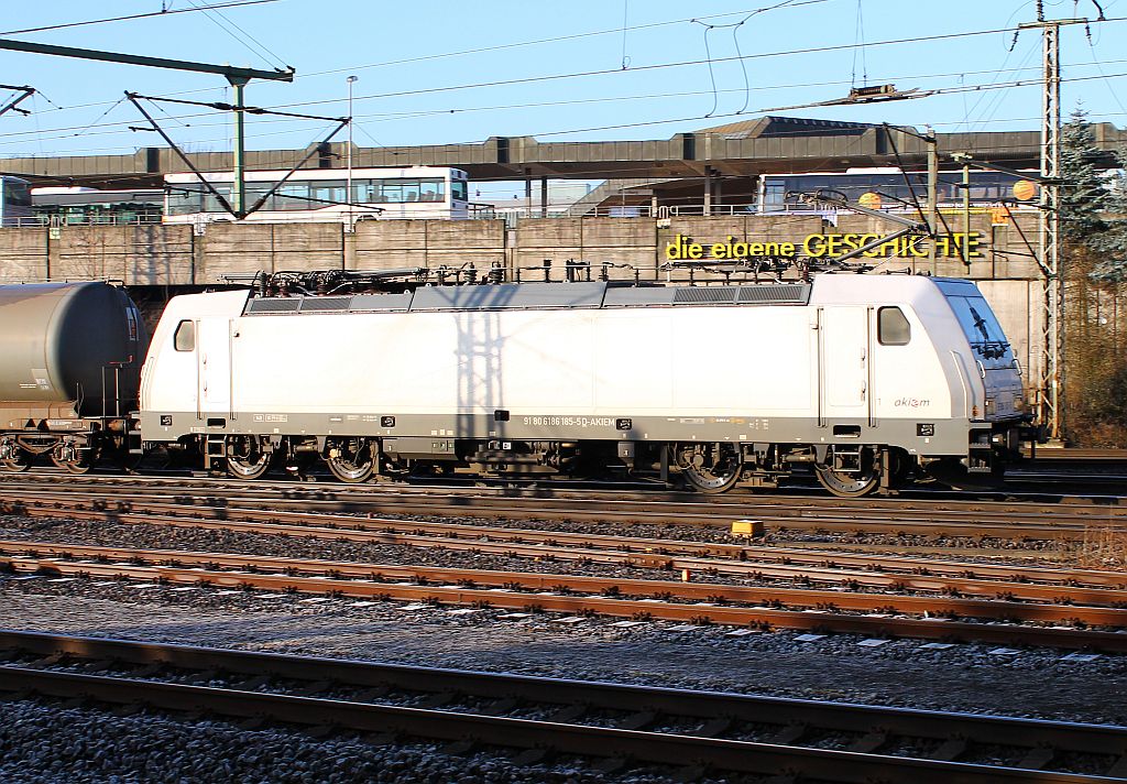 Akiem 186 185-5 durchfährt hier den Bhf HH-Harburg. 02.03.2013