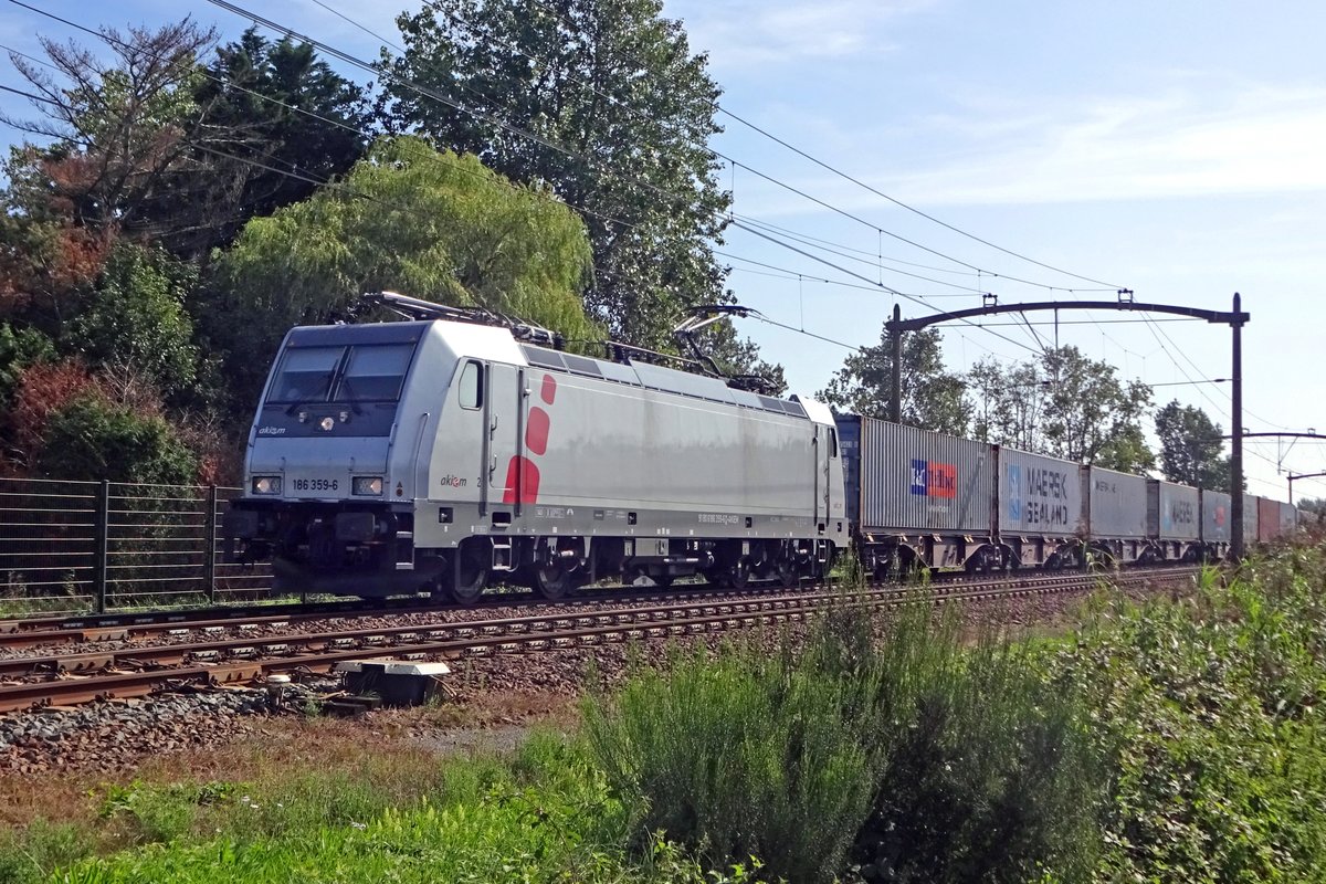 Akiem 186 359 schleppt ein Containerzug am 16 Augustus 2019 am Hulten vorbei.