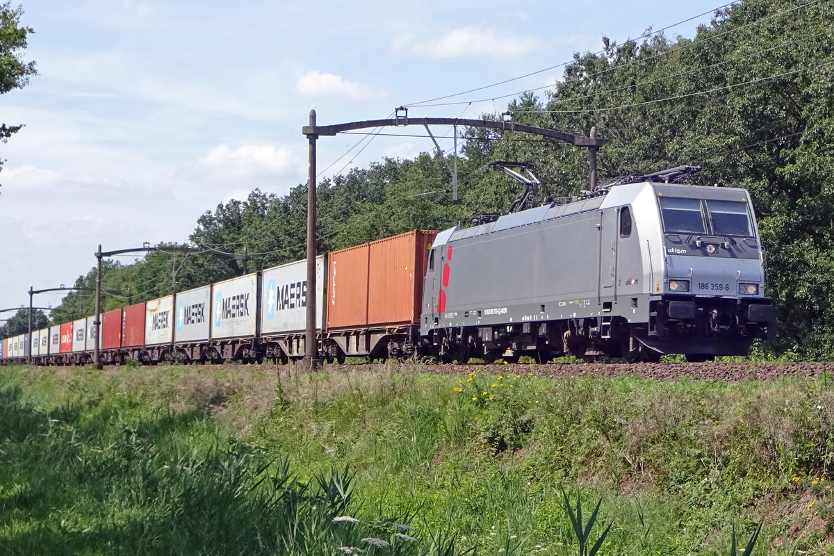 Akiem 186 359 zieht ein LNS-Containerzug bei Tilburg Oude Warande am 4 Augustus 2019. 