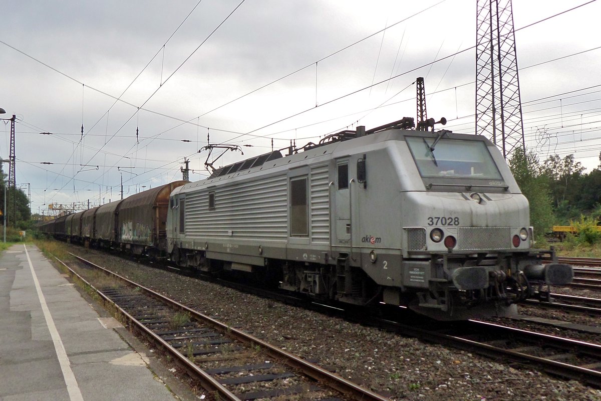 Akiem 37028 dönnert durch Duisburg-Entenfang am 16 September 2016.