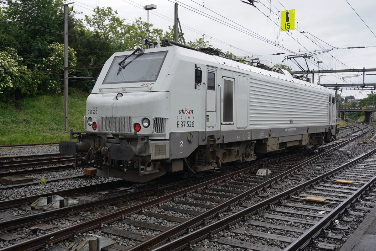 Akiem 37526 wartet am 18 Mai 2025 der Abfahrt aus Basel nach Frankreich ab.