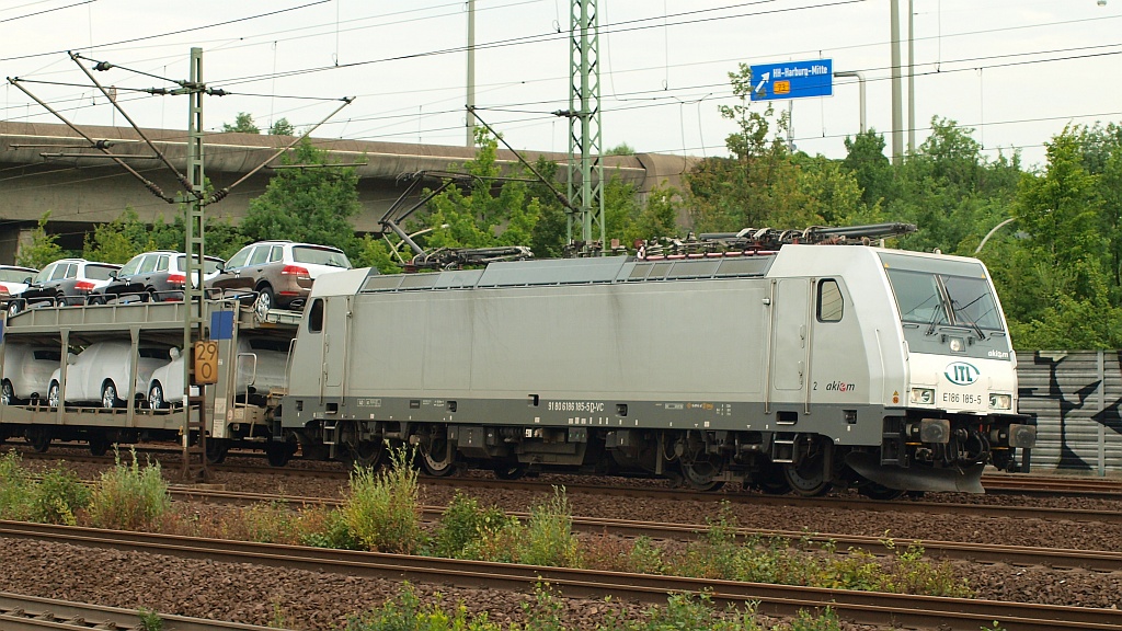 Akiem/ITL 186 185-5 mit Autozug aufgenommen in HH-Harburg am 07.05.2011