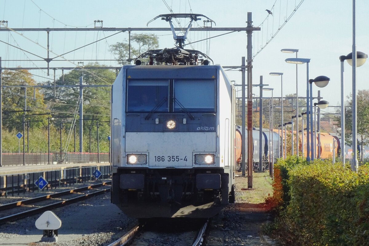 Akiem/LTE 186 355 ist am 24 Oktober 2021 mit ein Getreidezug in Oss eingetroffen.