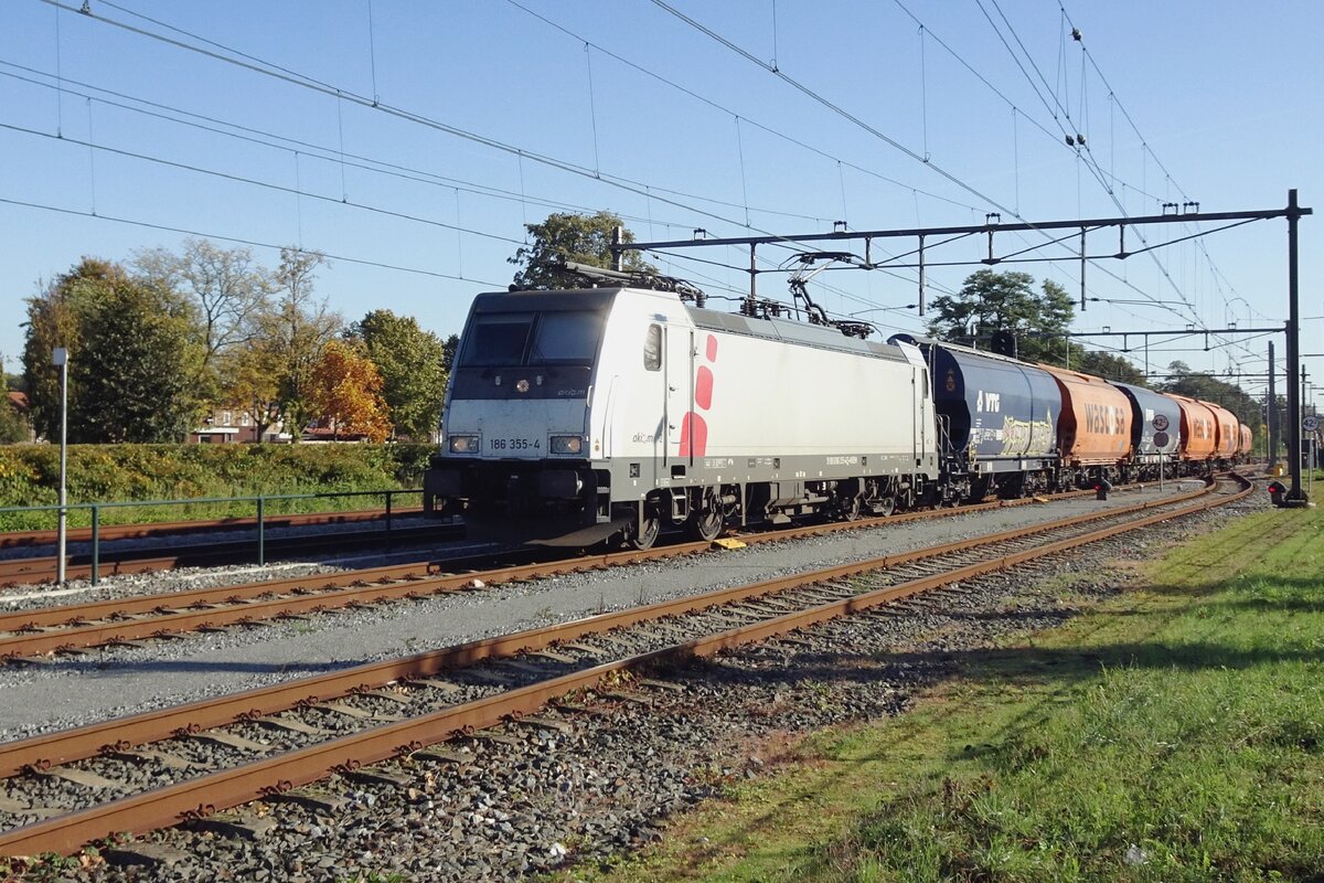 Akiem/LTE 186 355 ist am 24 Oktober 2021 mit ein Getreidezug in Oss eingetroffen.