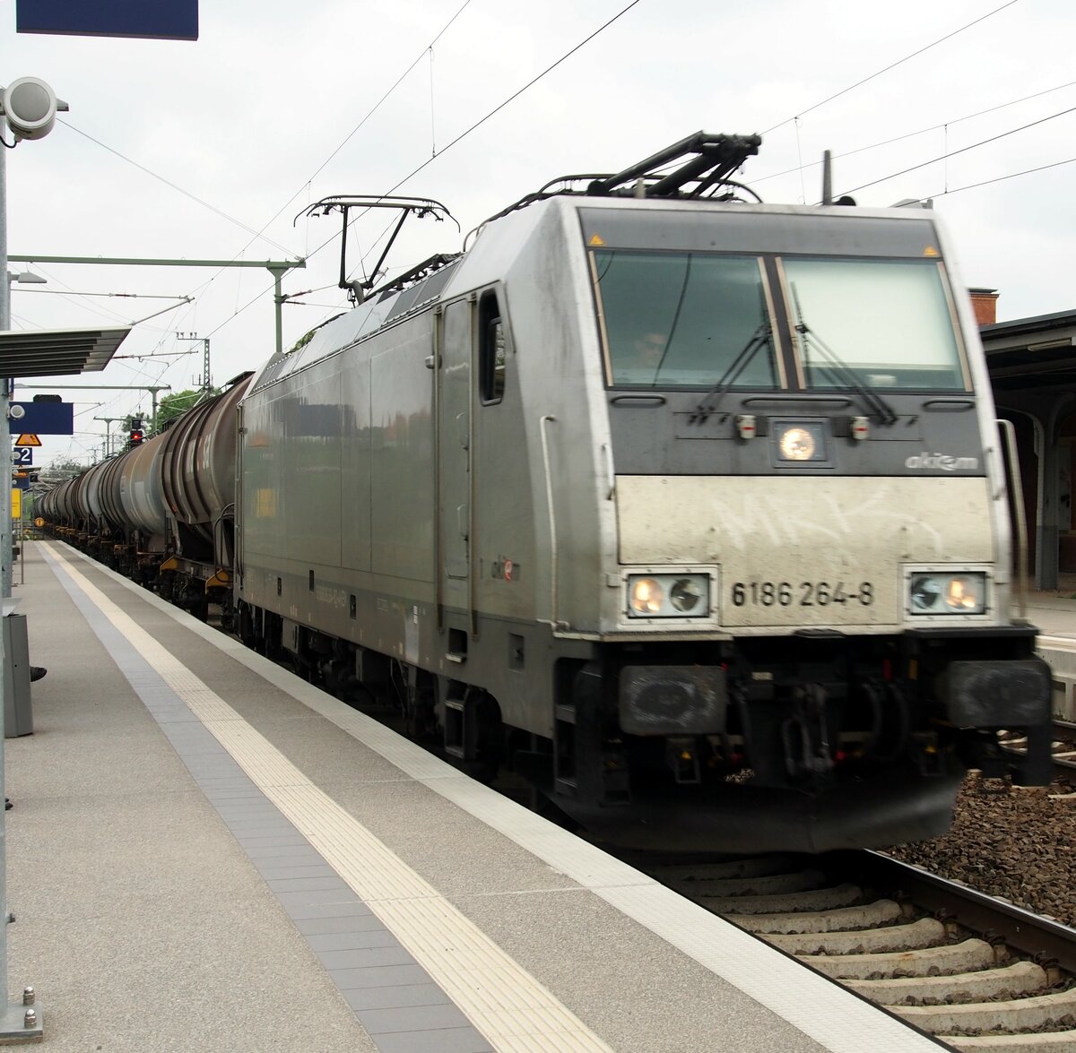 akim 6 186 264-8 mit Kesselwagenganzzug fährt durch Roßlau am 15.05.2017.