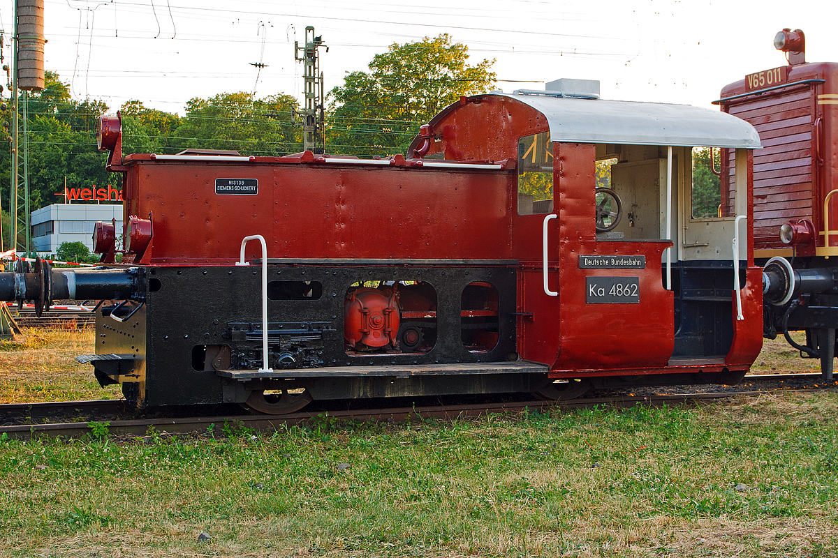 Akku-Kleinlokomotive Ka 4862, ex DB 381 005-8, ex DB Ka 4862, ex DB Ks 4862, ex DR Ks 4862, am 14.06.2014 im DB Museum Koblenz-Lützel.

Die Akkumulator Kleinlokomotive der Leistungsgruppe II (Lg II) wurde 1936 von Windhoff Rheiner Maschinenfabrik unter der Fabriknummer 344 gebaut, der elektrische Teil wurde von den Siemens-Schuckertwerke (SSW) unter der Fabrik-N° 3138 gebaut, und an die Deutsche Reichsbahn als Ks 4842 geliefert. Bei der Deutsche Bundesbahn (DB) wurde sie 1960 in Ka 4862 umgezeichnet, mit der Einführung vom EDV-Nummernschema der DB erfolgte zum 01.01.1968 die Umzeichnung in DB  381 005-8 unter dieser Bezeichnung lief sie bis zur Ausmusterung am 31.12.1980 bei der DB. Die Lok hat jahrelang im Betriebswerk Köln-Deutzerfeld als Verschubgerät gearbeitet.


Diese Batteriegetriebene Speicherlokomotiven sind als Kleinlokomotiven der Baureihe Ks (später: Ka) mit geringer Masse und geringer Antriebsleistung für leichte Rangieraufgaben entwickelt worden.  

Sie wurden nach der Erprobung einiger Versuchslokomotiven ab 1935 bei der Deutschen Reichsbahn in Dienst gestellt und auf kleinen Bahnhöfen im leichten Verschub- und Rangierdienst eingesetzt. In ihrer äußeren Form entsprechen sie ungefähr den Fahrzeugen der Leistungsgruppe II. 

Nach den Prototypen von AEG folgten mehrere Serienlieferungen, zuletzt von der Firma Windhoff Rheiner Maschinenfabrik. Die Motoren stammten von SSW, die Fahrspeicher von AEG. Die Kraftübertragung erfolgte mit Zahnräder und Ketten. Eingebaut waren zuletzt Akkumulatoren vom Typ 6 GiS 400. 


TECHNISCHE DATEN der Baureihe 381:
Achsanordnung:  B
Treibraddurchmesser:  850 mm
Höchstgeschwindigkeit:  25 km/h
Länge über Puffer:  6.450 mm
Gesamtachsstand: 2.506 mm
Akkumulator:  6 GiS 400 
Kapazität: 360 Ah
Dienstmasse:  17,0 t
Antrieb: elektromechanisch
Kraftübertragung:  Zahnräder und Ketten   
             