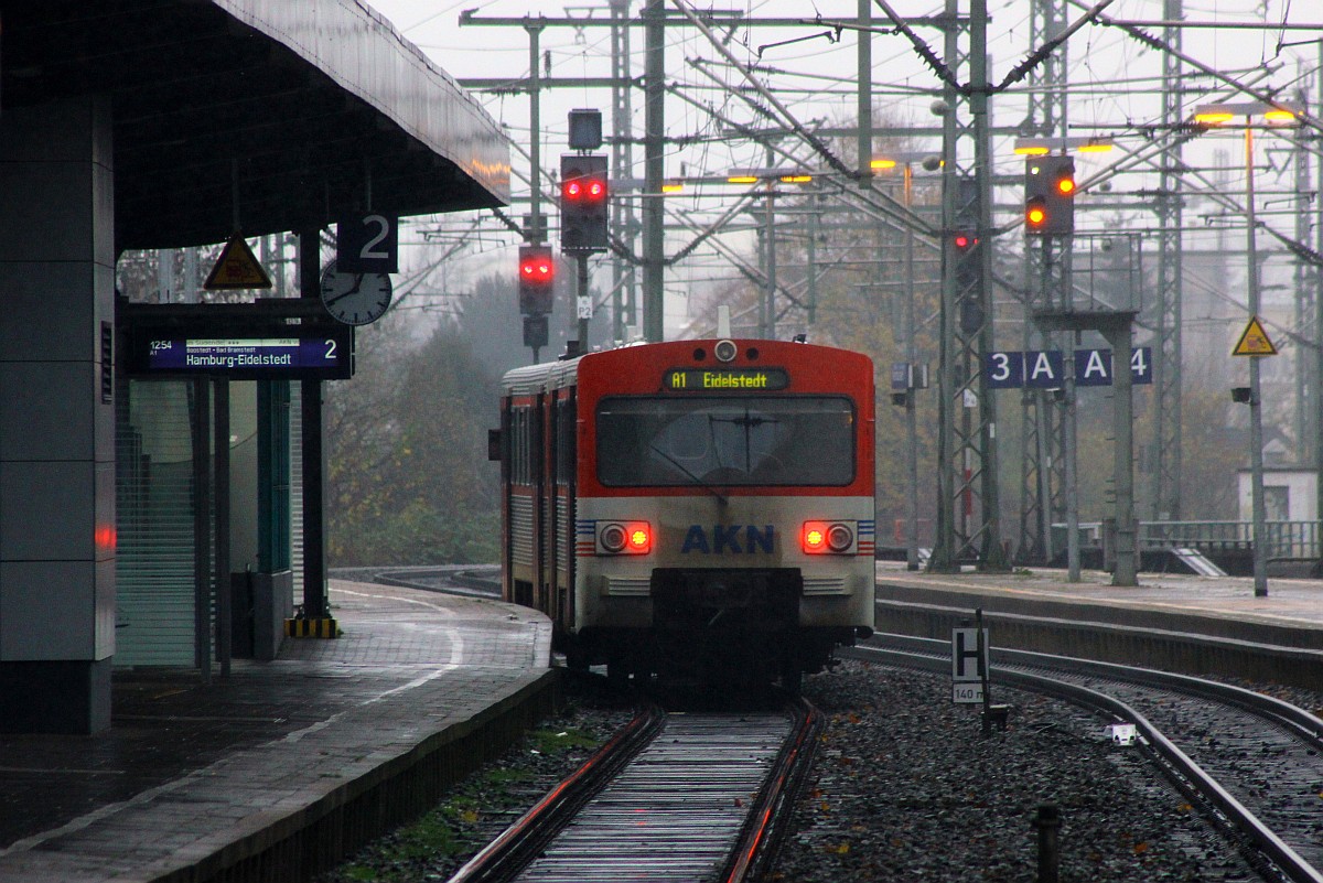 AKN VT 2.35 steht als A1 nach Hamburg-Eidelstedt bei typischem Nieselregen im Bhf Neumünster und wird diesen gleich verlassen. 16.11.2015