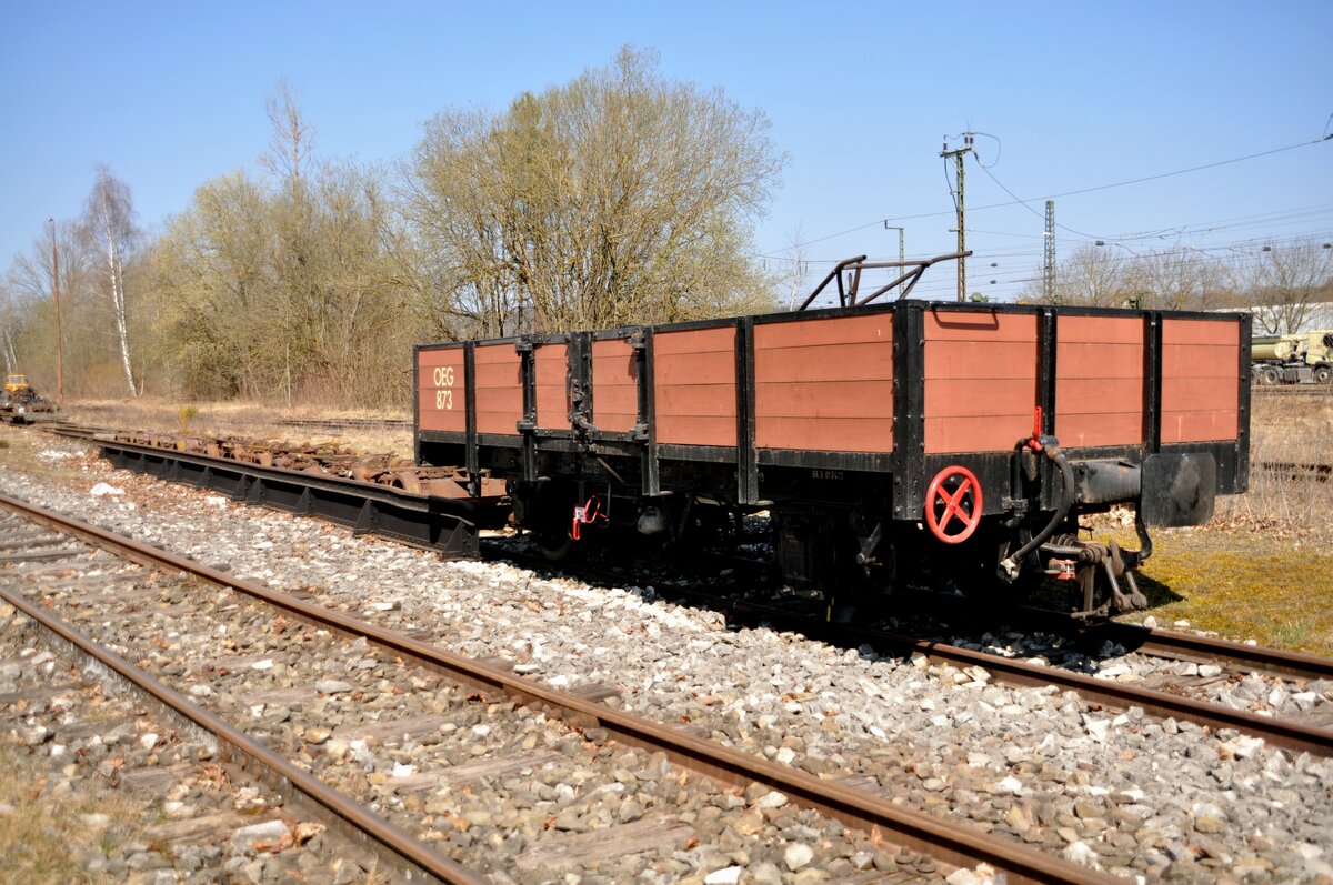 Alb-B�hnle (UEF), Niederbordwagen der OEG Ow Nr.873 in Amstetten am 26.03.2022. In der Aufbockgrube stehen Schmalspur-Rollb�cke.