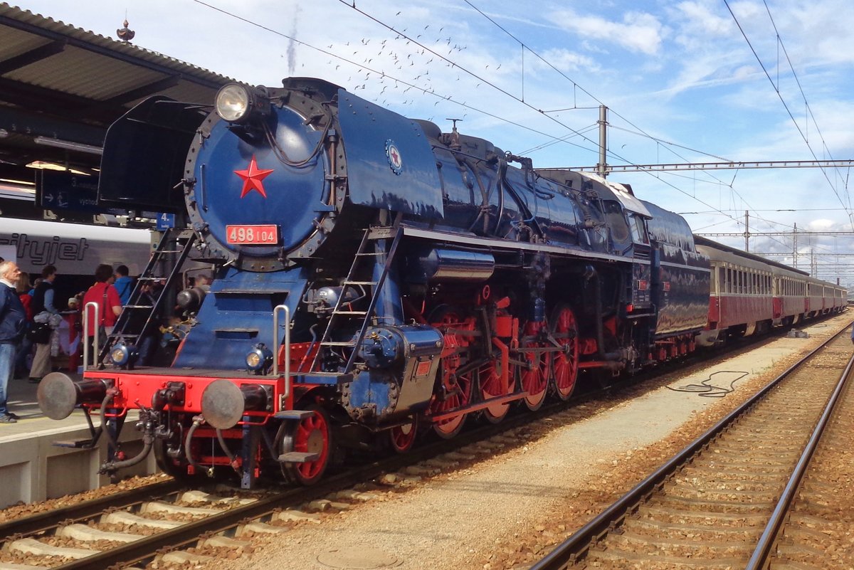 Albatros 498 104 steht mit ein Sonderzug in Ceske Budejovice.