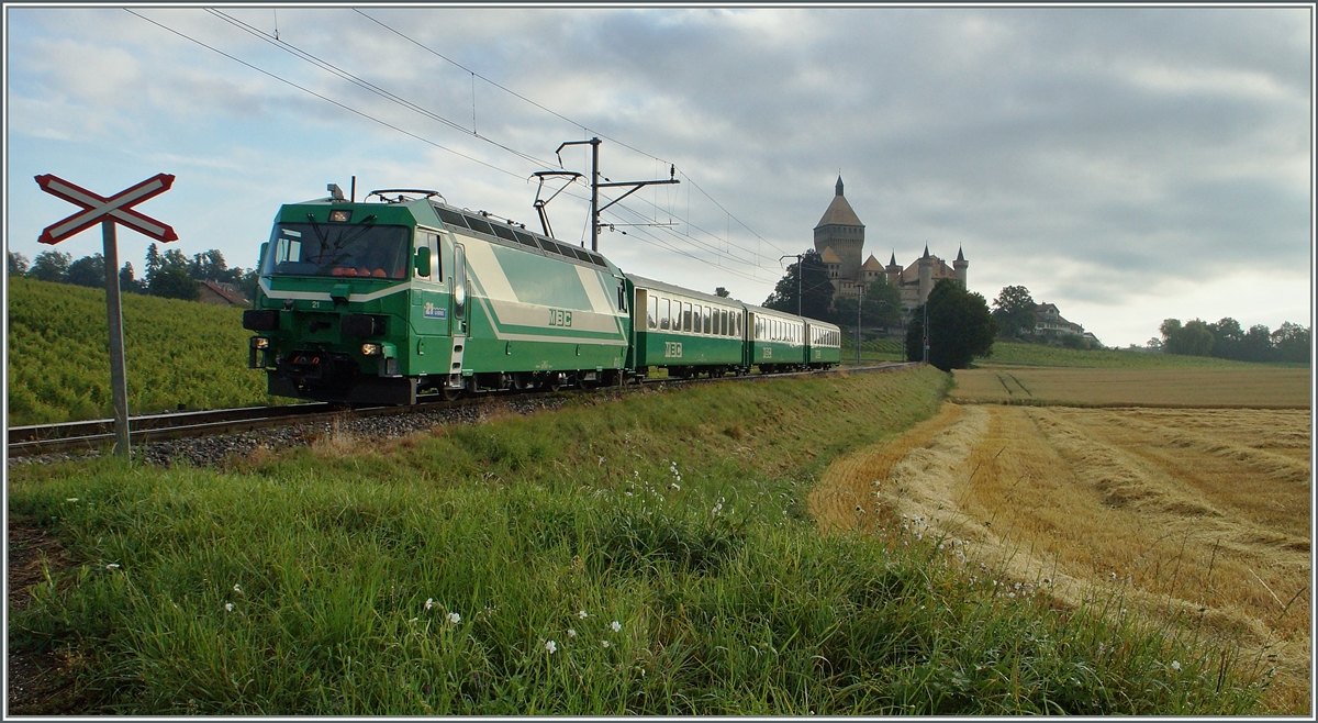 Alle BAM (Pendel)-Züge zwischen Bière und Morges sind dank den neuen, optisch nicht passenden, Stadler-Zwischenwagen Rollstuhlgängig, bis auf den Regionalzug 105, wie der Fahrplan es wissen lässt. 
Der Grund ist hier zu sehen: der Regionalzug 105 wird mit Lok und Komposition geführt. 
Bei Vufflens le Château, den 3. Juli 2014