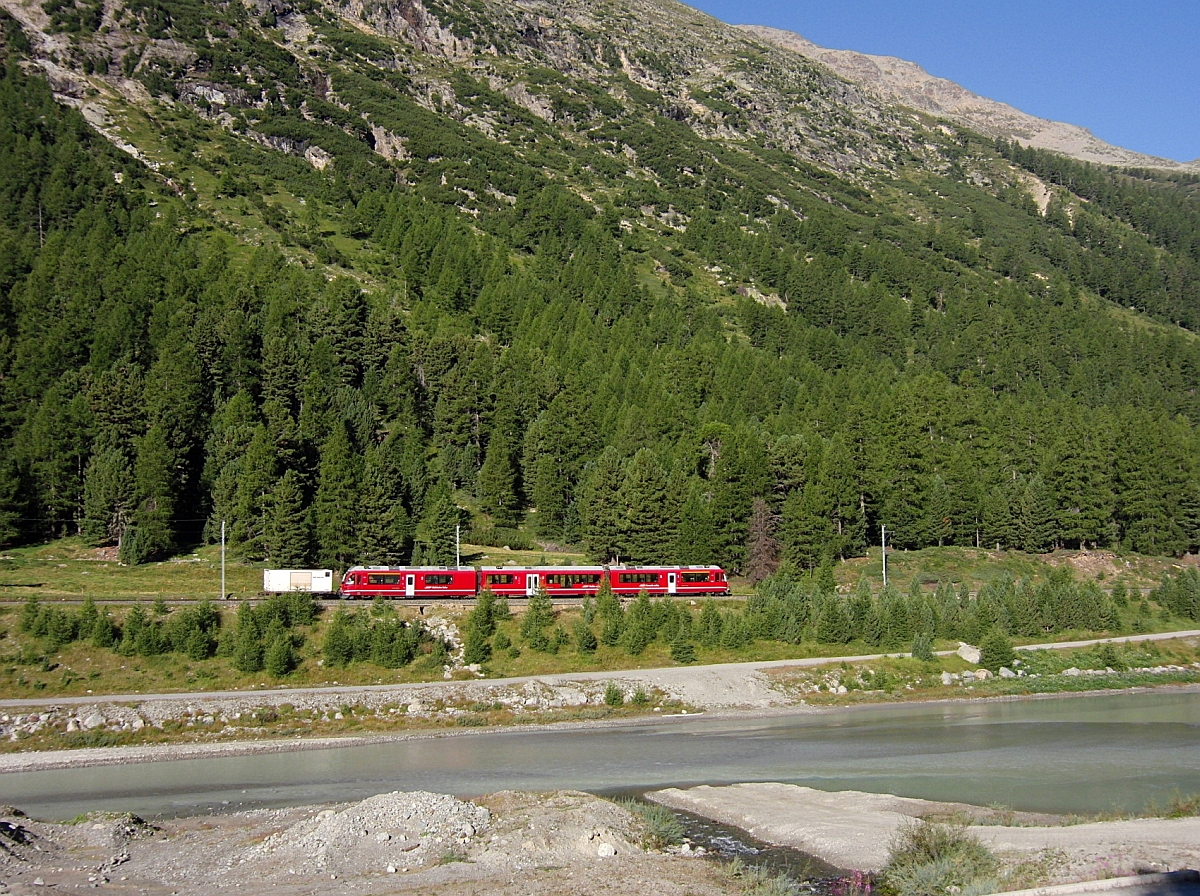 Allegra-Triebzug mit einem Güterwagen fährt als R 1628 von Poschiavo nach St. Moritz am 20.08.2012 zwischen den Stationen Morteratsch und Surovas Richtung Pontresina.