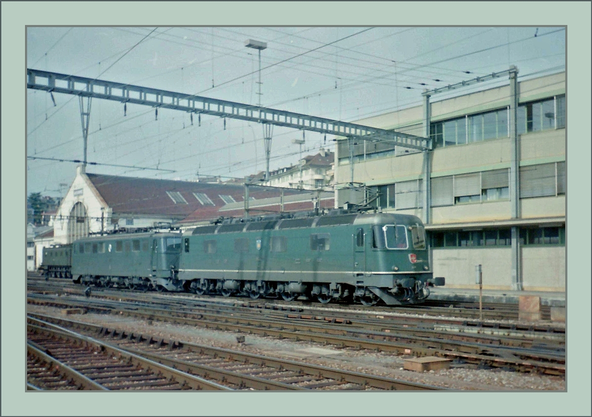 Alles Grün: eine Re 6/6 mit einer Ae 6/6, dahinter ist noch eine Ae 4/7 zu erkennen.
Lausanne im März 1984
