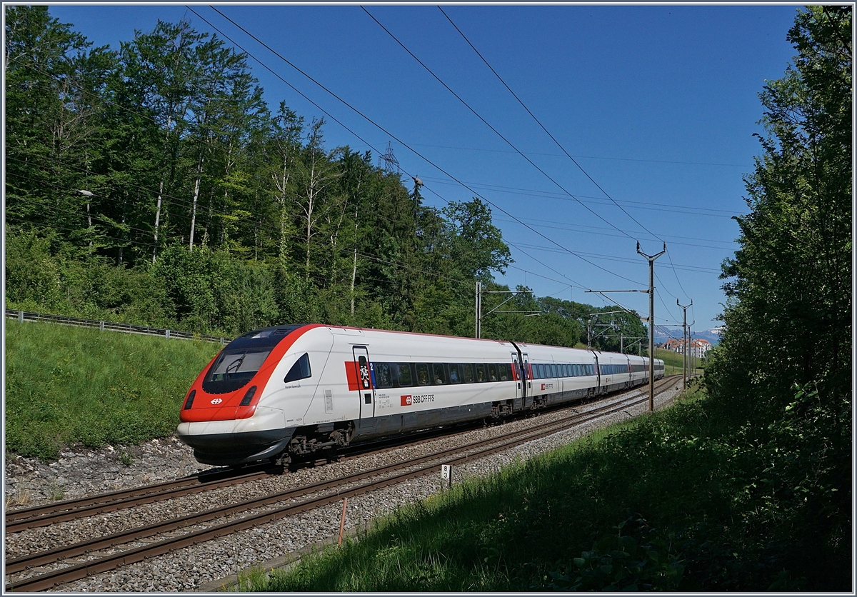 Alltagsbetrieb bei Bussigny: Nach kurzer Zeit erreicht der ICN von St.Gallen nach Lausanne die Fotostelle bei Km 8.2. 

8. Juni 2019