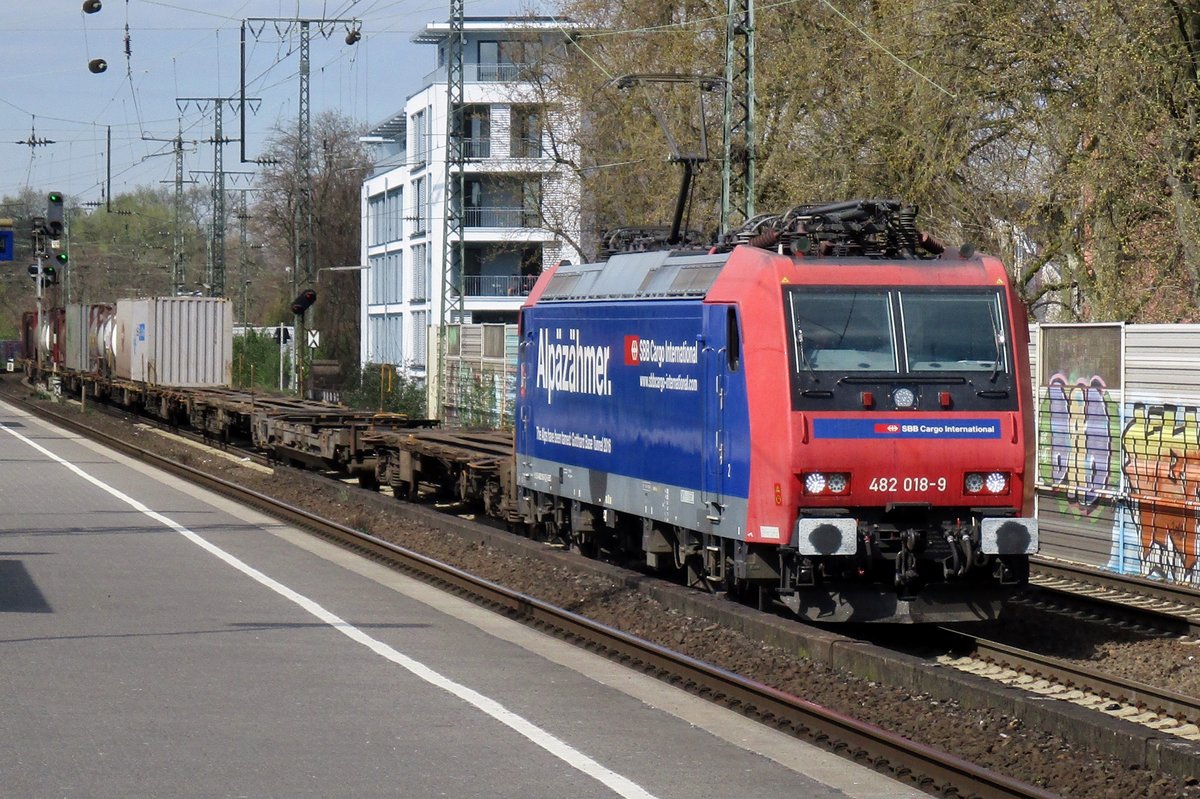 Alpenzähmer 482 018 ins flachen Köln Süd am 20 Jänner 2017.