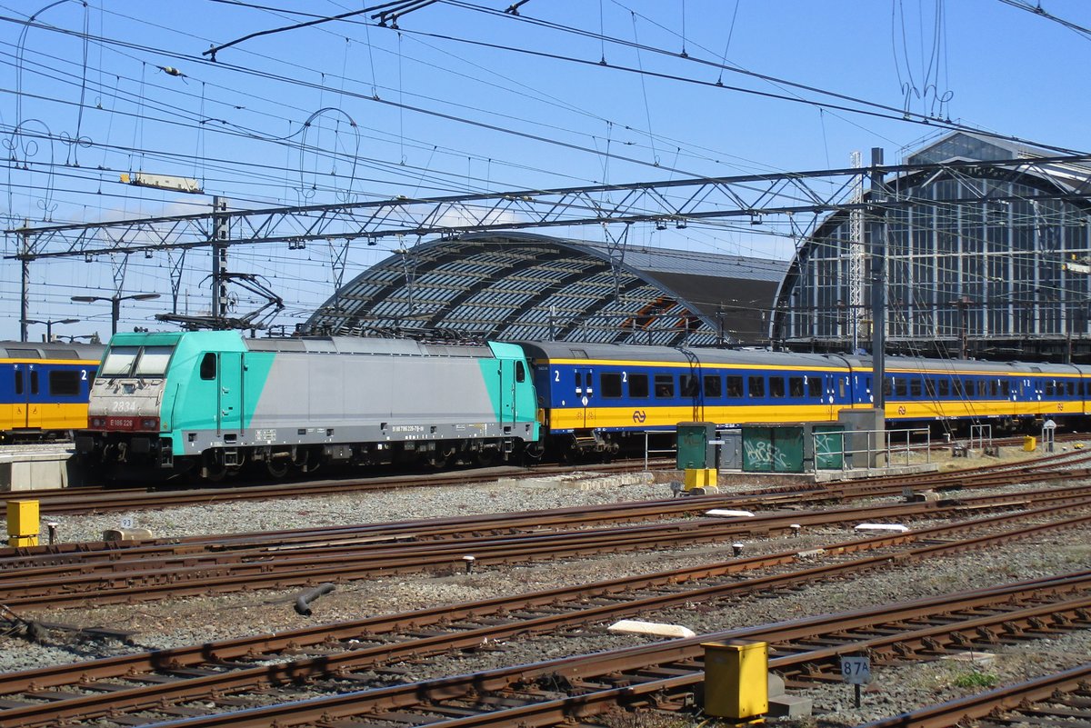 Alpha 186 226 treft am 5 Juli 2018 in Amsterdam Centraal ein. Sie war einst B-Cargo 2834 und die PLatze dessen Aufkleber sind noch immer klar.