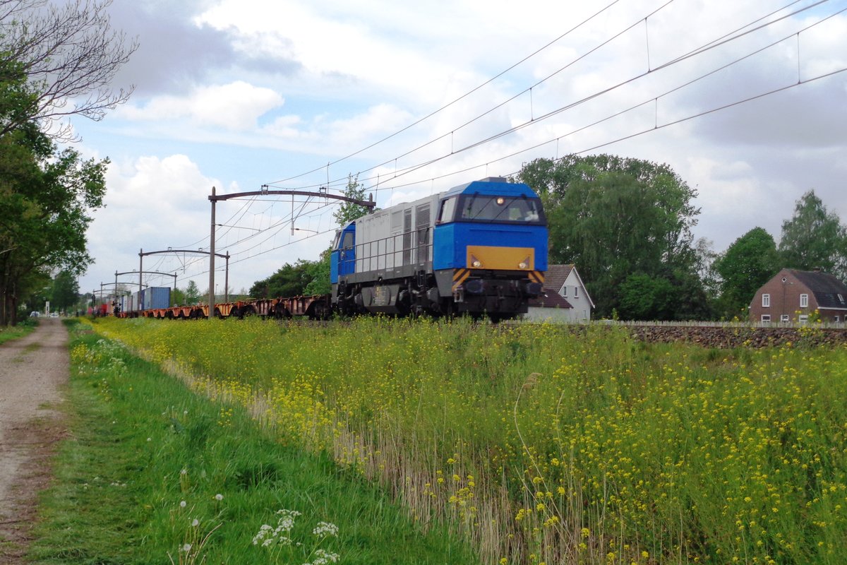 Alpha Trains 1445 passiert am 26 April 2019 Oisterwijk.