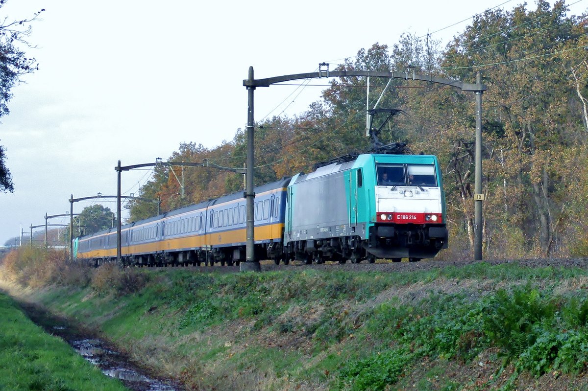 Alpha Trains 186 214 durchfahrt ganz leise Tilburg Oude warande am 17 November 2018. 