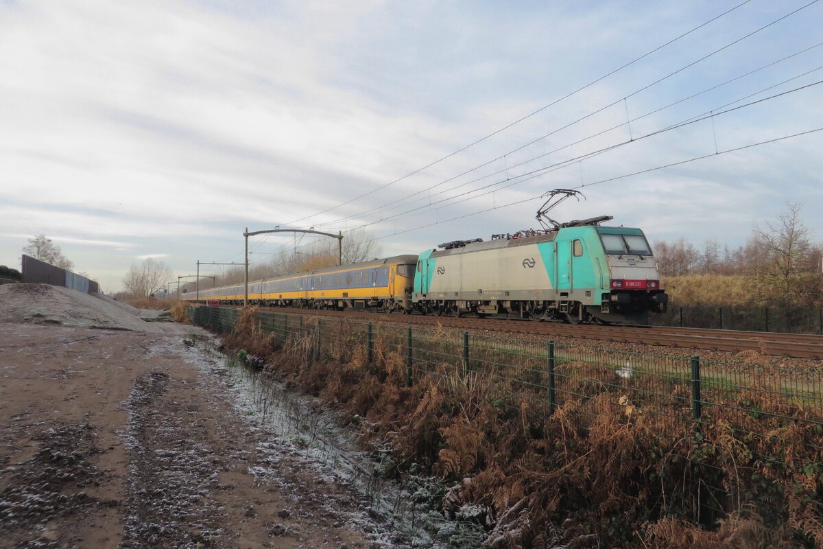 Alpha Trains 186 221 schiebt ein IC-Direct durch Tilburg-Reeshof am 22 Dezember 2021.