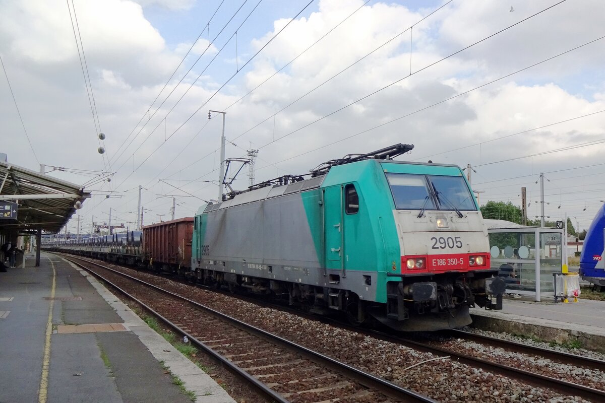 Alpha Trains 2905 schleppt ein Stahlzug durch Aulnoye-Aymeries am 16 September 2021.