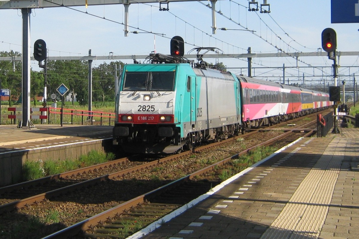 Alpha Trains/CoBRa 2825 mit Benelux schnellt durch Lage Zwaluwe am 12 Augustus 2012.