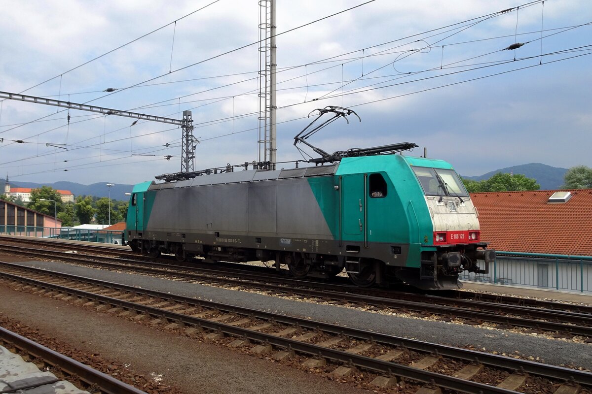 Alpha Trains/ITL 186 128 durchfahrt solo Deçin hl.n. am 20 Juni 2022.