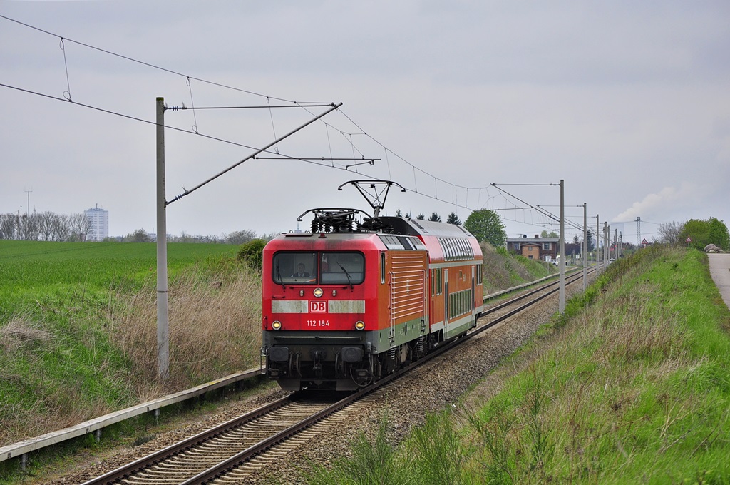 Als 70105 rollt die 112 184 mit einem RE5-Dosto nach Berlin-Lichtenberg,hier geknipst in Gragetopshof.