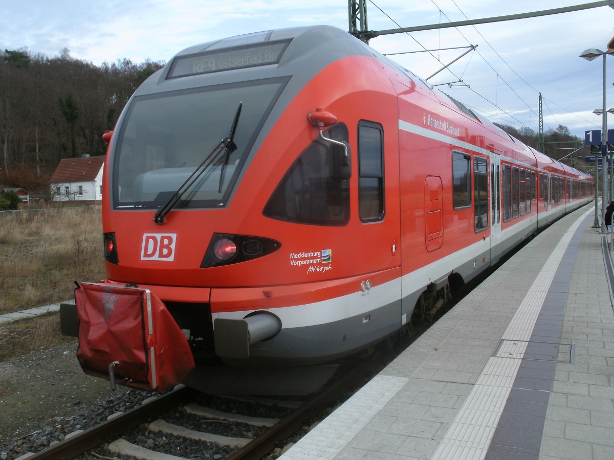 Als Anschlu�zug nach Binz wartete,am 28.Dezember 2013,der Rostocker Flirt 429 028 in Lietzow.