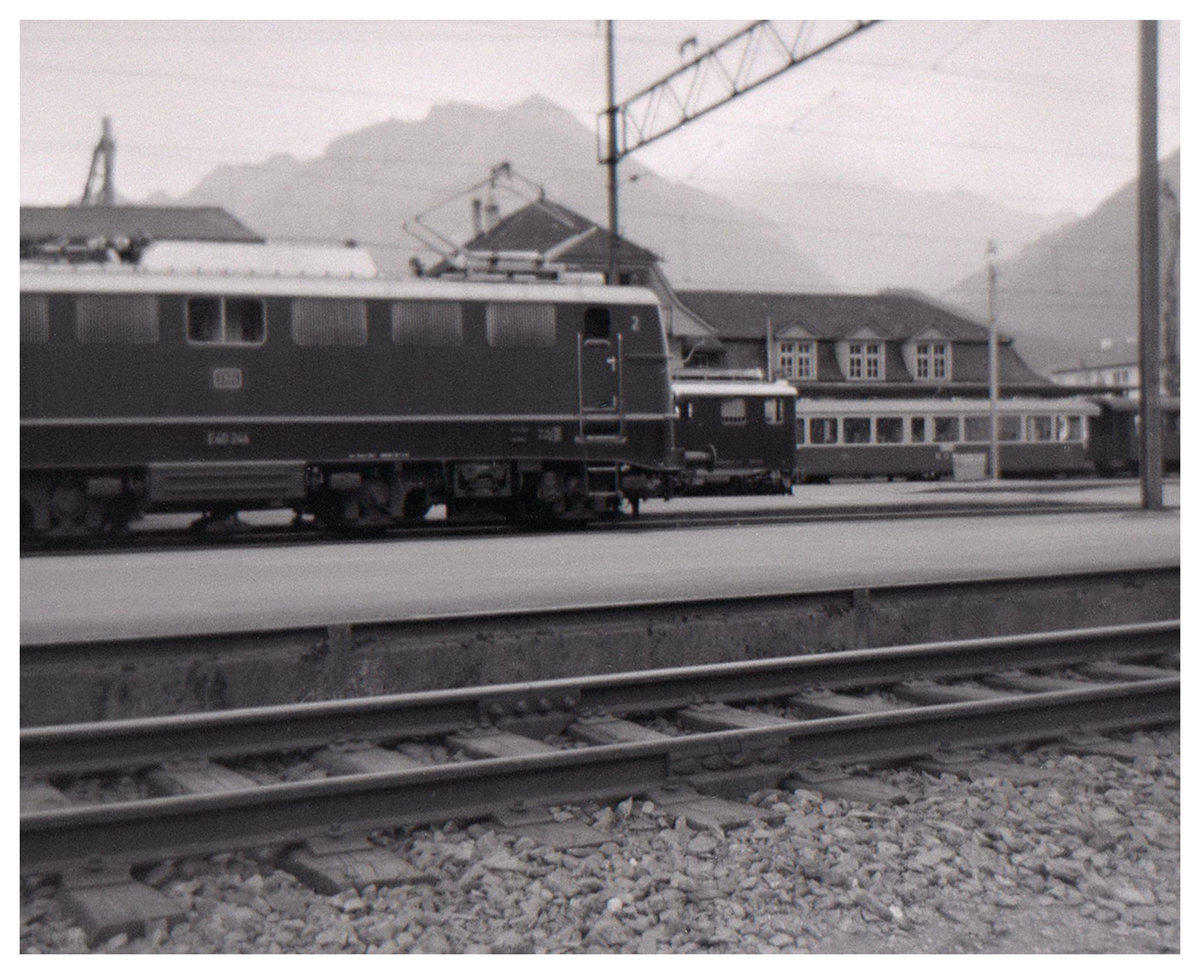 Als DB-Lokomotiven bei den SBB fuhren: DB-Lok E40 244, Brünig-Bahn Triebwagen und BOB-Personenwagen in Interlaken Ost vereinigt. 9.Juli 1964 