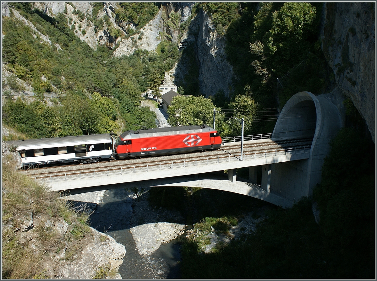 Als die einspurige, dem Hang entlange fhrende Strecke Salgesch - Leuk zur Doppelspur ausgebaute wurde, whlte man eine Neubastrecke in Tunnellage, die wie hier zu sehen nur kurz durch die Dala-Schlucht unterbrochen wird.
26. Sept. 2008