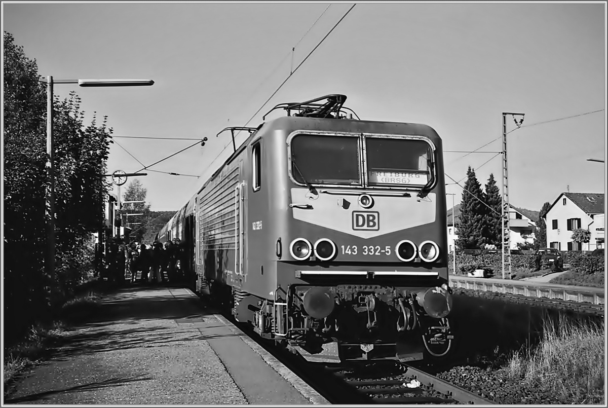 Als die Einstellung des  Kleber Express  absehbar war, gönten wir uns eine Fahrt von München nach Freiburg mit dem wohl bekanntesten Eilzug zu jener Zeit. Und wir hätten es fast geschafft die gesamte Reise mit dem berühmten Zug zurückzulegen, hätte nicht zwischen Hinterzarten und Himmelreich eine Baustelle den Zug an der Weiterfahrt gehindert... 
Immerhin, dafür gab es als Entschädigung dieses Bild der DB 143 332-5 im Bahnhof Himmelreich.
11. Okt. 2001