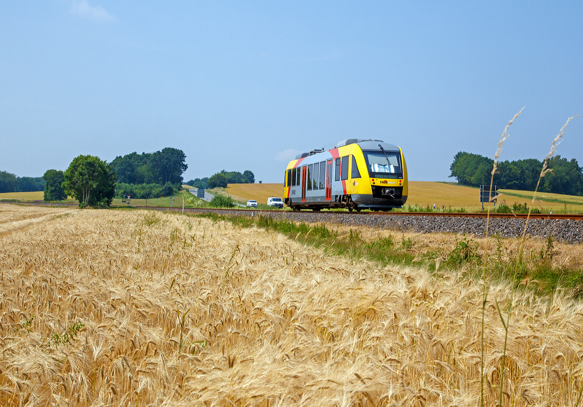 
Als Nachschuß - Der VT 207 ABp (95 80 0640 107-8 D-HEB)  ein Alstom Coradia LINT 27 der HLB (Hessische Landesbahn), ex VT 207 der vectus, fährt als RB 90   Oberwesterwaldbahn  die Verbindung Limburg(Lahn) - Westerburg - Hachenburg - Altenkirchen - Au (Sieg). Hier am 03.07.2015 zwischen Hachenburg und Ingelbach, auf der KBS 461  Oberwesterwaldbahn . 

Der Treibwagen wurde 2004 von Alstom in Salzgitter unter der Fabriknummer 1187-007 für die vectus Verkehrsgesellschaft mbH gebaut, mit dem Fahrplanwechsel am 14.12.2014 wurden alle Fahrzeuge der vectus nun Eigentum der HLB.
