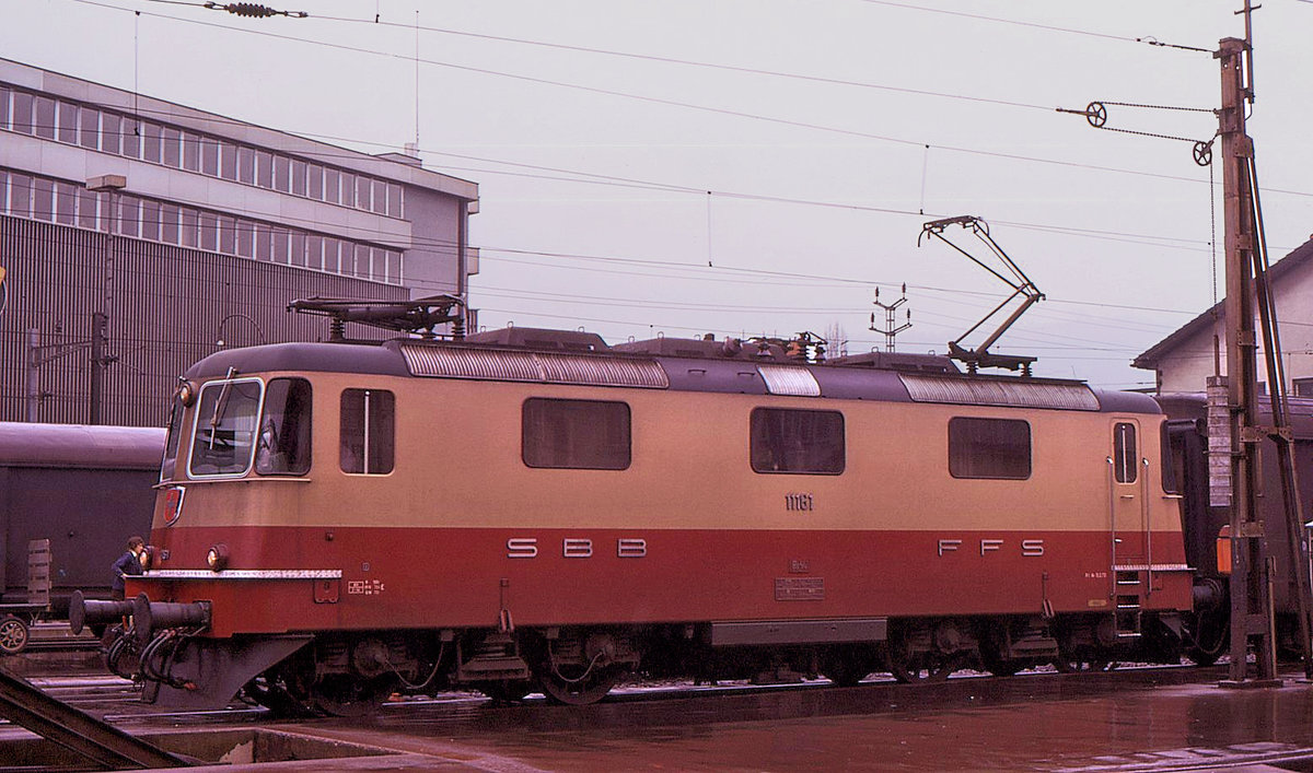 Als Nachtrag zu Ollis Bild der noch grünen 11161 noch eine Aufnahme derselben Lok in TEE-Farben am 6.März 1974 in Olten. In dieser Farbgebung kamen die Loks 11158 - 11161 und 11249 - 11253 in Dienst. 