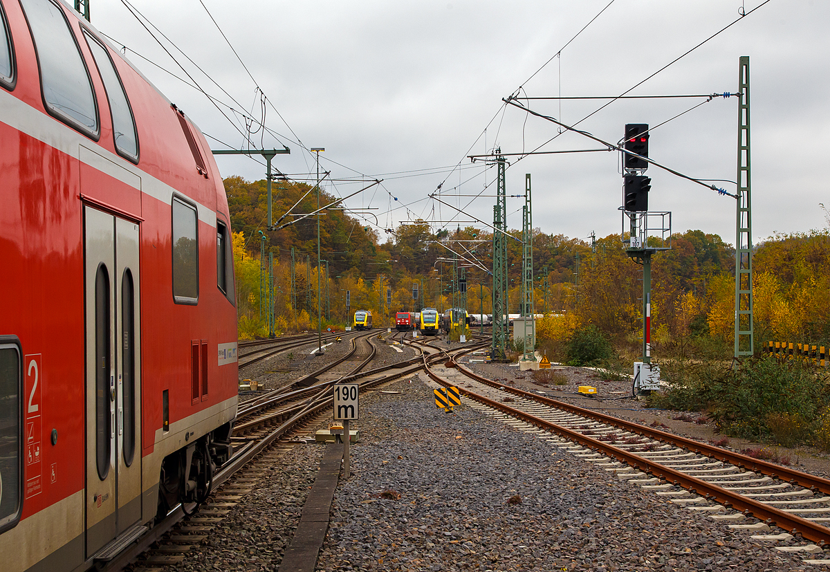 
Als Orientierungszeichen für die Zuglänge gilt das Schild mit den „190 m“, wie hier zusehen im Bahnhof Betzdorf (Sieg) Gleis 106 am 11.11.2020. 

Ein weißes rechteckiges Schild mit schwarzem Rand und einer Längenangabe in Metern. An  Bahnsteigen  ohne  eine  Haltetafel  (Signal  Ne  5)  können  Orientierungszeichen „Zuglänge“ aufgestellt sein. Sie kennzeichnen den verkehrlich günstigsten Halteplatz des Zuges. Die  Orientierungszeichen  „Zuglänge“  sind  auf  der  dem  Gleis  zugewandten  Bahnsteigseite aufgestellt. Das  Verkehrsunternehmen  bestimmt,  welche  Orientierungszeichen  „Zuglänge“ beachtet werden.

Das Schild ist aber hier für den Steuerwagen (vom RE 9) voraus fahrenden Zug weniger relevant, da sonst Passagiere im Gleisbett aussteigen würden. Es kann heute noch vorkommen, was vor einigen Jahren die Regel war, das der RE 9 im Sandwich (d.h. je eine Lok vorne und hinten) gefahren wird. Dann ist das Schild passend, zwischen ihn und dem Bahnsteigende liegt ca. ein Loklänge Abstand.