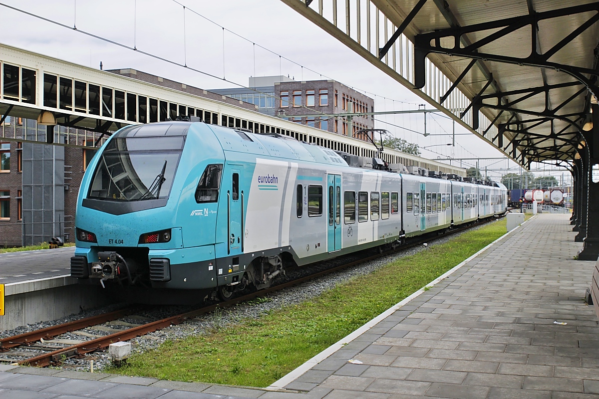 Als RB 61 (Wiehengebirgsbahn) aus Bielefeld ist der ET 4.04 der Eurobahn am 27.09.2023 im Endbahnhof Hengelo/NL angekommen