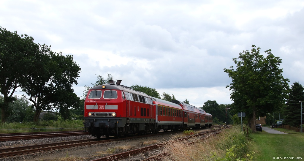 Als RE72 nach Flensburg fuhr die 218 322-6 am 18.6.16 mit ihrem bunt gemischtem Zug durch den Bf. Neuwittenbek.