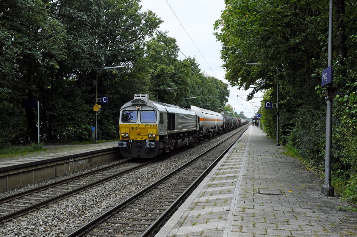 Als Rückleistung von München Nord Rbf nach Mühldorf hatte 247 043-3 einen 600m langen, gemischten Güterzug am Haken (Poing, 17.09.17).