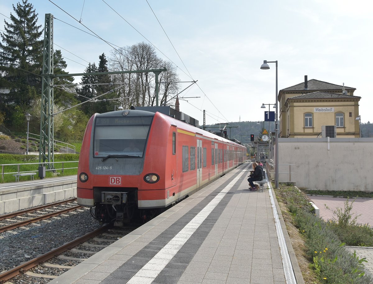 Als S51 kommt der 425 124 in Waibstadt eingefahren.
Der Zug kommt aus Aglasterhausen und fährt nach Meckesheim am Samstag den 1.4.2017